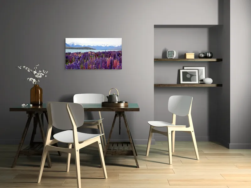 Tablou Canvas, "Flori sălbatice cu munți înzăpeziți", Flori, Munți, Lac, Peisaj, Vară, Natură, Albastru, Roz, Vârfuri, Cer, Serpentine, Magnificență, Splendoare, Liniște, Culoare, 90 x 50 cm – poza 3