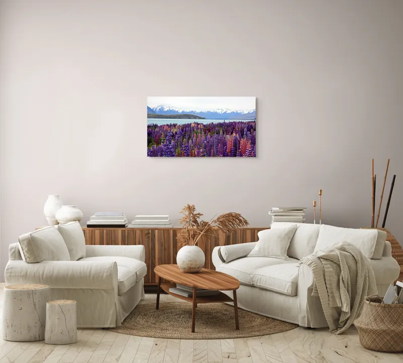 Tablou Canvas, "Flori sălbatice cu munți înzăpeziți", Flori, Munți, Lac, Peisaj, Vară, Natură, Albastru, Roz, Vârfuri, Cer, Serpentine, Magnificență, Splendoare, Liniște, Culoare, 90 x 50 cm – poza 4