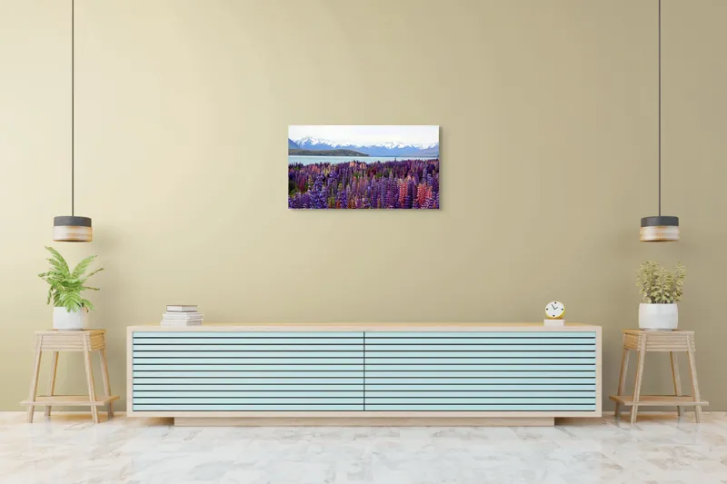 Tablou Canvas, "Flori sălbatice cu munți înzăpeziți", Flori, Munți, Lac, Peisaj, Vară, Natură, Albastru, Roz, Vârfuri, Cer, Serpentine, Magnificență, Splendoare, Liniște, Culoare, 90 x 50 cm – poza 5
