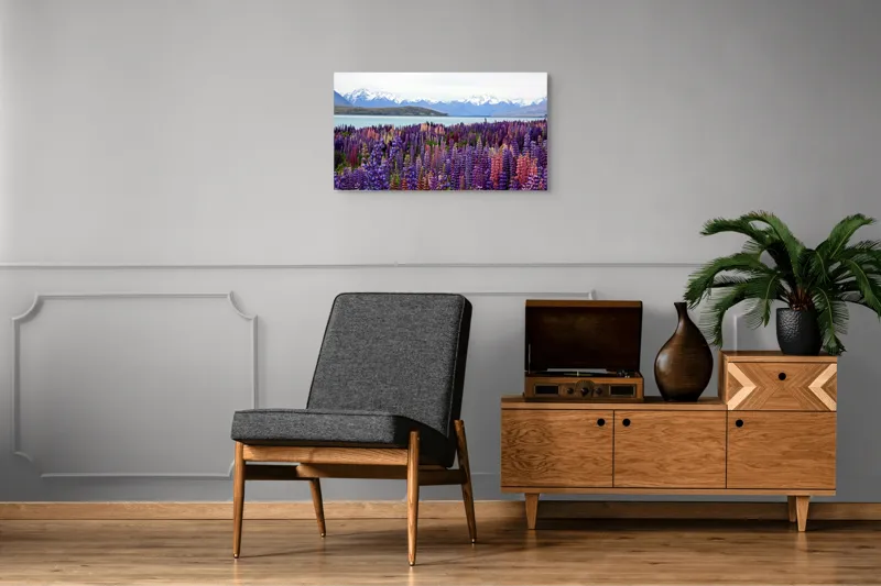 Tablou Canvas, "Flori sălbatice cu munți înzăpeziți", Flori, Munți, Lac, Peisaj, Vară, Natură, Albastru, Roz, Vârfuri, Cer, Serpentine, Magnificență, Splendoare, Liniște, Culoare, 90 x 50 cm – poza 6