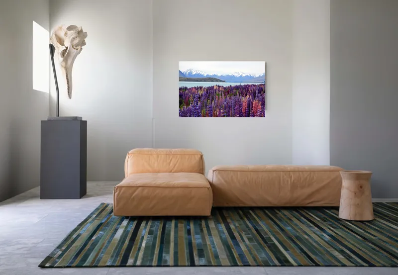 Tablou Canvas, "Flori sălbatice cu munți înzăpeziți", Flori, Munți, Lac, Peisaj, Vară, Natură, Albastru, Roz, Vârfuri, Cer, Serpentine, Magnificență, Splendoare, Liniște, Culoare, 90 x 50 cm – poza 8