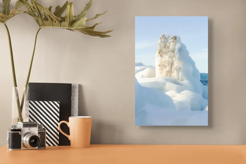Tablou Canvas, "Gheața naturii îmbrățișând copacii aurii", Gheață, Înghețare, Apă, Natură, Frumusețe, Albastru, Iarnă, Mări, Îngheț, Sculptură, Claritate, Lumină, Vegetație, Aurie, Contrast, 26 x 39 cm – poza 3