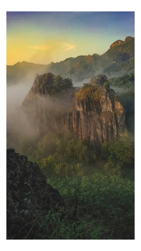 Tablou Canvas, "Misterul stâncilor învăluite în ceață", Frumusețe, Măreție, Natură, Ceață, Roci, Apus, Serenitate, Verziș, Peisaj, Pitoresc, 26 x 39 cm