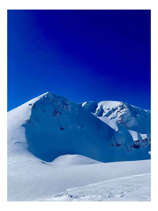 Tablou Canvas, "Albastrul infinit al zăpezii alpine", Alb, Imaculat, Reflector, Înalt, Rece, Liniște, Întindere, Majestic, Albastru, Strălucitor, 50 x 70 cm