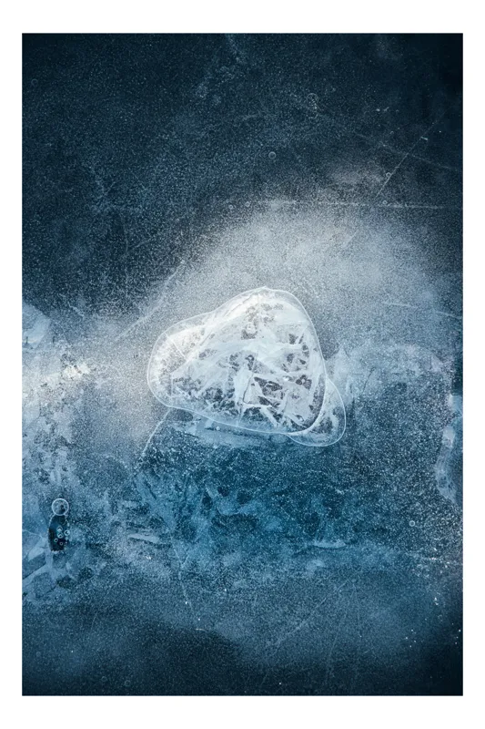 Tablou Canvas, "Inima înghețată a iernii tăcute", Gheață, Frig, Texturi, Albastru, Abstract, Lumină, Forme, 39 x 54 cm