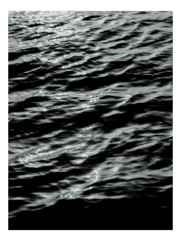 Tablou Canvas, "Reflexii argintii pe apă întunecată", Ondulare, Reflectare, Textură, Valuri, Fluiditate, 26 x 39 cm