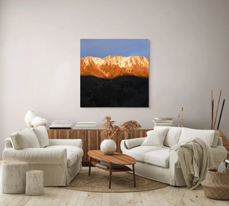 Tablou Canvas, "Munții aurii sub lumina apusului", Munte, Lumină, Apus, Zăpadă, Peisaj, Umbre, Culoare, Natură, 100 x 100 cm – poza 3