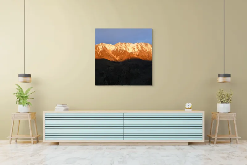 Tablou Canvas, "Munții aurii sub lumina apusului", Munte, Lumină, Apus, Zăpadă, Peisaj, Umbre, Culoare, Natură, 100 x 100 cm – poza 5
