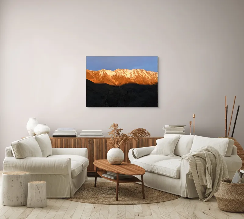 Tablou Canvas, "Munții aurii sub lumina apusului", Munte, Lumină, Apus, Zăpadă, Peisaj, Umbre, Culoare, Natură, 100 x 70 cm – poza 3