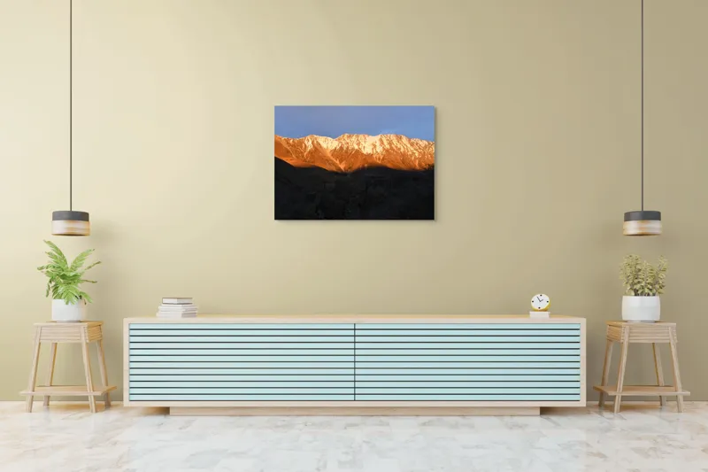Tablou Canvas, "Munții aurii sub lumina apusului", Munte, Lumină, Apus, Zăpadă, Peisaj, Umbre, Culoare, Natură, 100 x 70 cm – poza 4