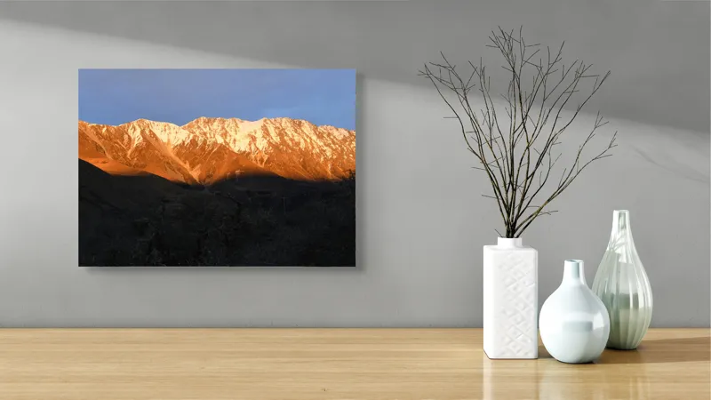 Tablou Canvas, "Munții aurii sub lumina apusului", Munte, Lumină, Apus, Zăpadă, Peisaj, Umbre, Culoare, Natură, 54 x 39 cm – poza 3