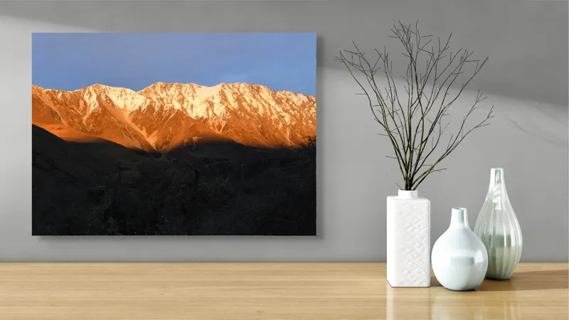 Tablou Canvas, "Munții aurii sub lumina apusului", Munte, Lumină, Apus, Zăpadă, Peisaj, Umbre, Culoare, Natură, 70 x 50 cm – poza 3