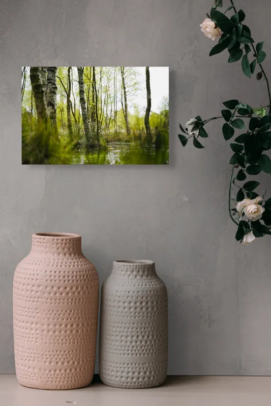 Tablou Canvas, "Peisaj de primăvară în pădurea mlăștinoasă", Lemn, Apă, Iarbă, Copaci, Verdeață, Natură, Lumină, Reflecție, Primăvară, Tranquilitate, 39 x 26 cm – poza 4