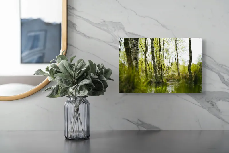 Tablou Canvas, "Peisaj de primăvară în pădurea mlăștinoasă", Lemn, Apă, Iarbă, Copaci, Verdeață, Natură, Lumină, Reflecție, Primăvară, Tranquilitate, 39 x 26 cm – poza 5