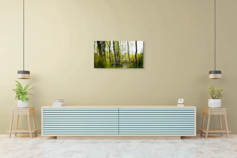 Tablou Canvas, "Peisaj de primăvară în pădurea mlăștinoasă", Lemn, Apă, Iarbă, Copaci, Verdeață, Natură, Lumină, Reflecție, Primăvară, Tranquilitate, 90 x 50 cm – poza 5