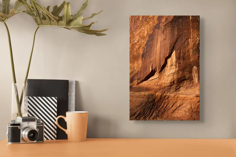 Tablou Canvas, "Umbre și contururi pe stâncă roșie", Piatra, Striații, Textură, Nuanțe, Eroziune, Relieful, Desertic, Arid, Natural, Stratificare, 26 x 39 cm – poza 3