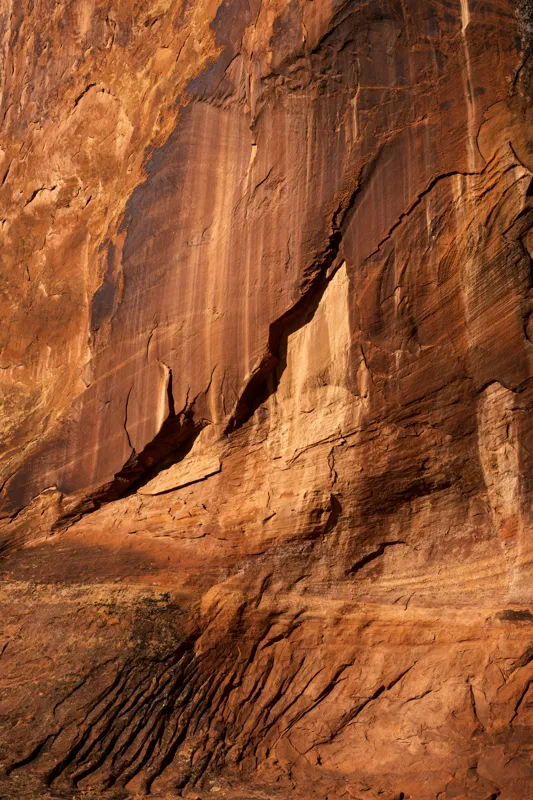 Tablou Canvas, "Umbre și contururi pe stâncă roșie", Piatra, Striații, Textură, Nuanțe, Eroziune, Relieful, Desertic, Arid, Natural, Stratificare, 26 x 39 cm – poza 2