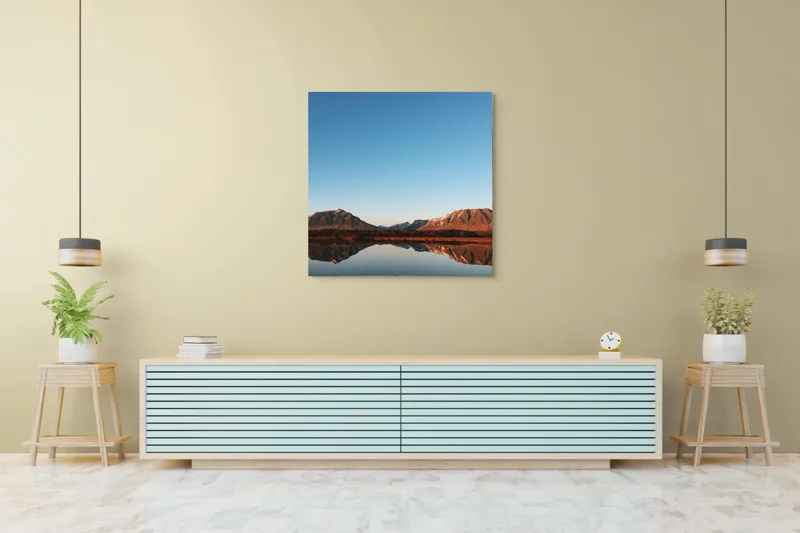 Tablou Canvas, "Reflecția liniștii munților în apă", Munte, Reflecție, Apus, Lac, Serenitate, Peisaj, Natură, Cer, Calm, Frumusețe, 100 x 100 cm – poza 5