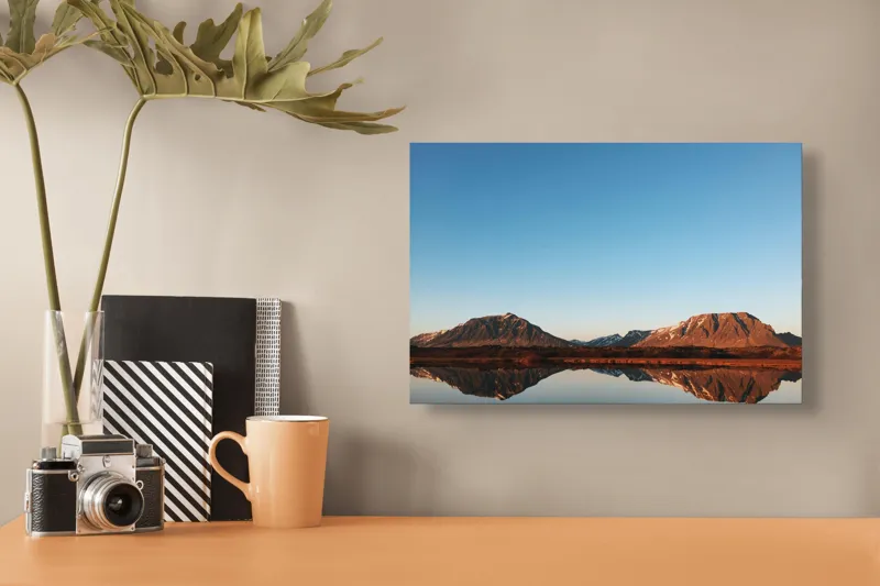 Tablou Canvas, "Reflecția liniștii munților în apă", Munte, Reflecție, Apus, Lac, Serenitate, Peisaj, Natură, Cer, Calm, Frumusețe, 39 x 26 cm – poza 3