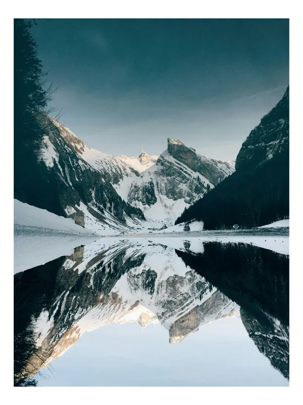 Tablou Canvas, "Reflecția munților în oglinda lacului", Munte, Reflecție, Zăpadă, Cer, Apă, Tranquilitate, Natură, Peisaj, 50 x 70 cm