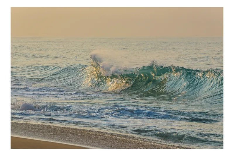 Tablou Canvas, "Valurile mării sub lumină aurie", Valuri, Apus, Spumă, Ocean, Lumină, Calm, Reflexii, Nisip, 90 x 50 cm