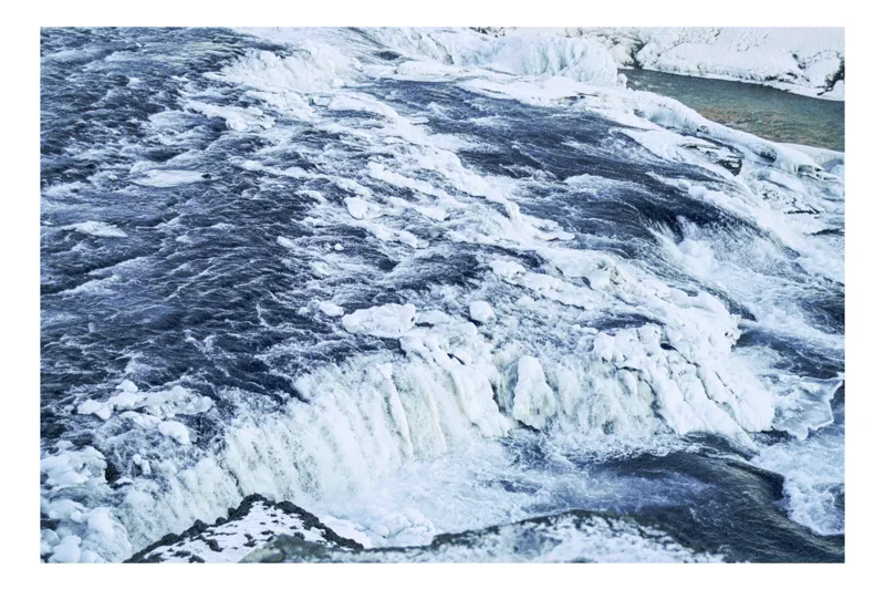 Tablou Canvas, "Căderea apei înghețate în iarnă", Apă, Cascadă, Gheață, Iarnă, Vâltoare, Natură, Albastru, Răcoritor, 70 x 50 cm