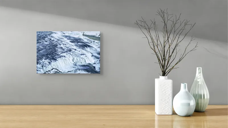 Tablou Canvas, "Căderea apei înghețate în iarnă", Apă, Cascadă, Gheață, Iarnă, Vâltoare, Natură, Albastru, Răcoritor, 39 x 26 cm – poza 8