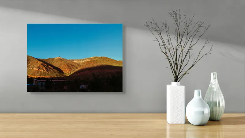 Tablou Canvas, "Umbre la apus pe coline roșii", Peisaj, Coline, Cer, Umbre, Vegetație, Case, Lumină, Amurg, Natură, Întindere, 54 x 39 cm – poza 3