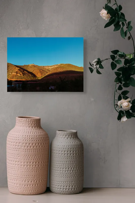 Tablou Canvas, "Umbre la apus pe coline roșii", Peisaj, Coline, Cer, Umbre, Vegetație, Case, Lumină, Amurg, Natură, Întindere, 54 x 39 cm – poza 8