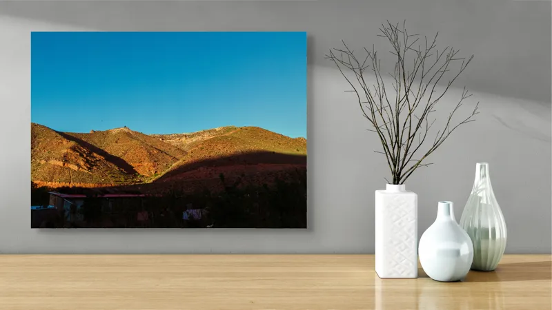 Tablou Canvas, "Umbre la apus pe coline roșii", Peisaj, Coline, Cer, Umbre, Vegetație, Case, Lumină, Amurg, Natură, Întindere, 70 x 50 cm – poza 3