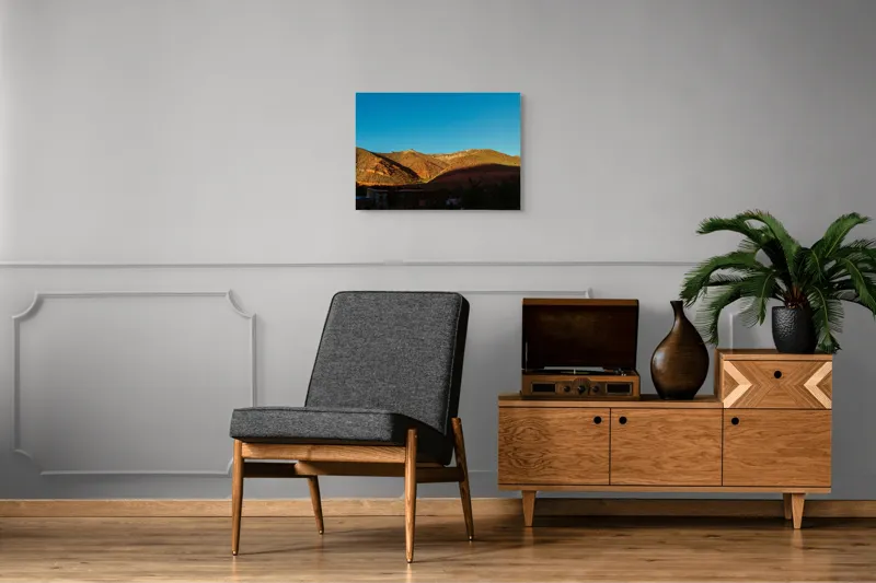 Tablou Canvas, "Umbre la apus pe coline roșii", Peisaj, Coline, Cer, Umbre, Vegetație, Case, Lumină, Amurg, Natură, Întindere, 70 x 50 cm – poza 4