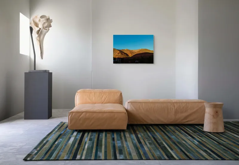 Tablou Canvas, "Umbre la apus pe coline roșii", Peisaj, Coline, Cer, Umbre, Vegetație, Case, Lumină, Amurg, Natură, Întindere, 70 x 50 cm – poza 8