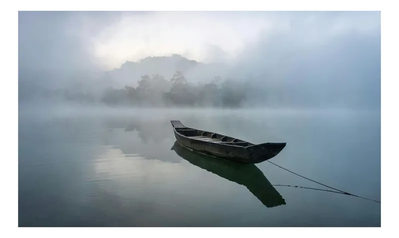 Tablou Canvas, "Barca solitară pe lacul învăluit în ceață", Barcă, Ceață, Liniște, Reflecție, Singurătate, 100 x 100 cm
