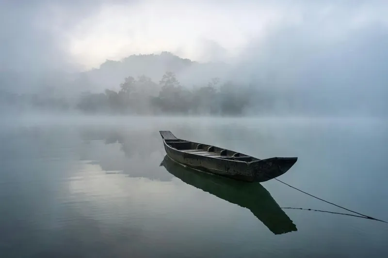 Tablou Canvas, "Barca solitară pe lacul învăluit în ceață", Barcă, Ceață, Liniște, Reflecție, Singurătate, 150 x 100 cm – poza 2