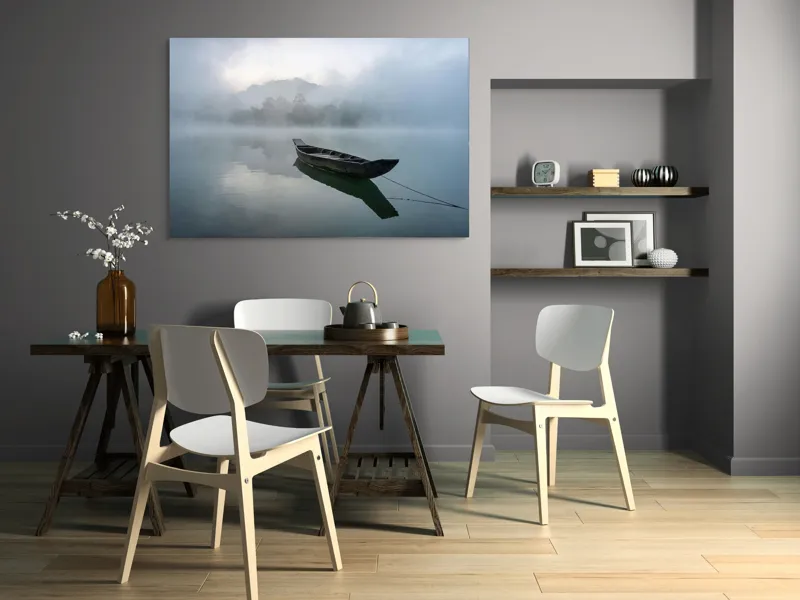 Tablou Canvas, "Barca solitară pe lacul învăluit în ceață", Barcă, Ceață, Liniște, Reflecție, Singurătate, 150 x 100 cm – poza 5