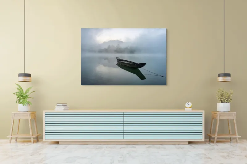 Tablou Canvas, "Barca solitară pe lacul învăluit în ceață", Barcă, Ceață, Liniște, Reflecție, Singurătate, 150 x 100 cm – poza 6