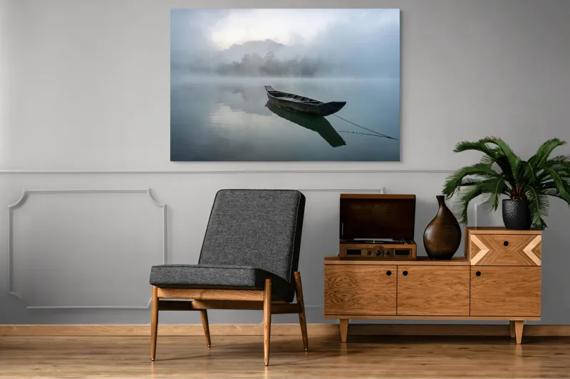 Tablou Canvas, "Barca solitară pe lacul învăluit în ceață", Barcă, Ceață, Liniște, Reflecție, Singurătate, 150 x 100 cm – poza 8
