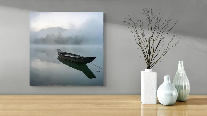 Tablou Canvas, "Barca solitară pe lacul învăluit în ceață", Barcă, Ceață, Liniște, Reflecție, Singurătate, 50 x 50 cm – poza 3