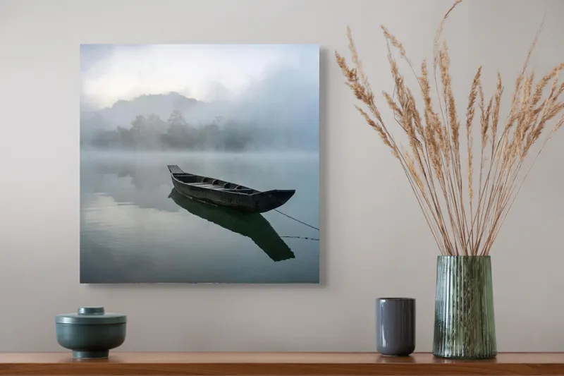 Tablou Canvas, "Barca solitară pe lacul învăluit în ceață", Barcă, Ceață, Liniște, Reflecție, Singurătate, 50 x 50 cm – poza 4
