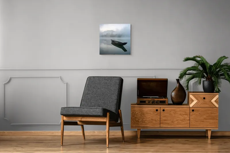 Tablou Canvas, "Barca solitară pe lacul învăluit în ceață", Barcă, Ceață, Liniște, Reflecție, Singurătate, 50 x 50 cm – poza 6