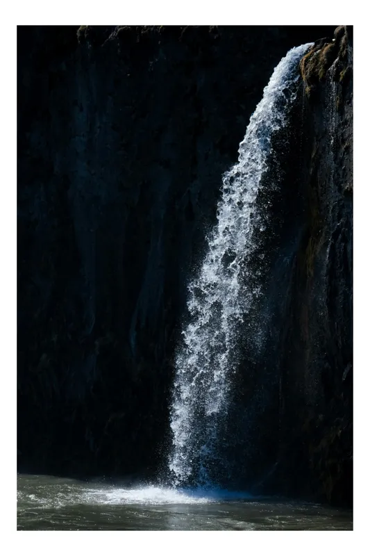 Tablou Canvas, "Cascada misterioasă în noapte adâncă", Cascadă, Apă, Stânci, Întunecat, Natură, Curgere, Lumină., 100 x 100 cm