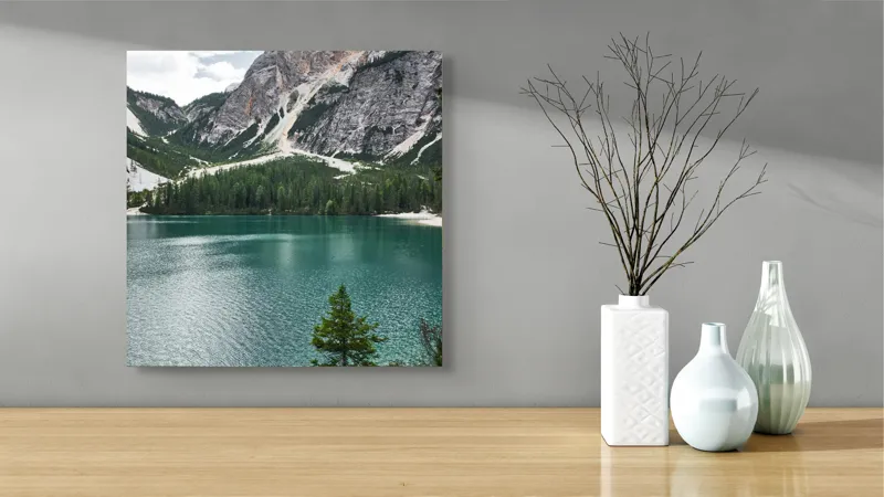 Tablou Canvas, "Lacul alpin în tăcerea muntelui", Lac, Munte, Pădure, Cer, Tranquilitate, Natură, Reflecție, Verde, Grandios, Stânci, 50 x 50 cm – poza 3