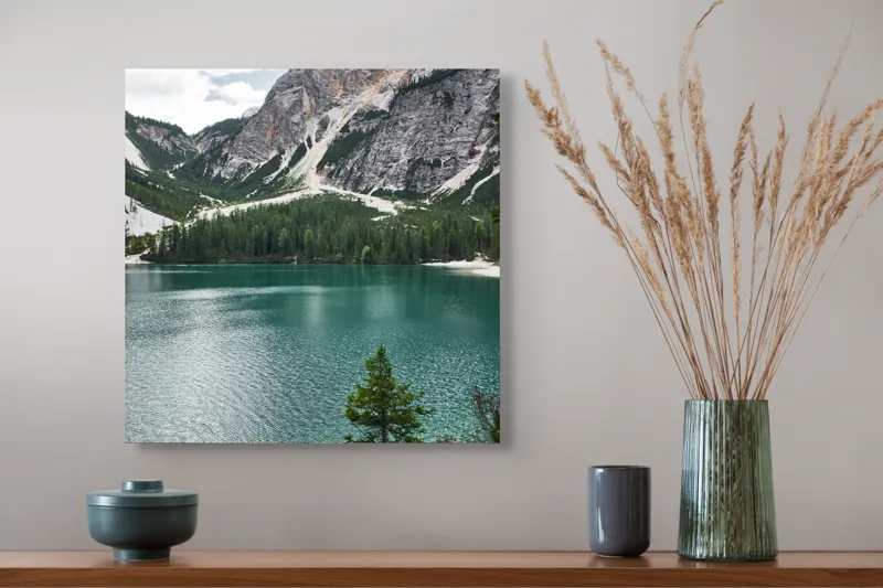 Tablou Canvas, "Lacul alpin în tăcerea muntelui", Lac, Munte, Pădure, Cer, Tranquilitate, Natură, Reflecție, Verde, Grandios, Stânci, 50 x 50 cm – poza 4