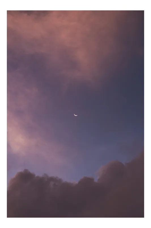Tablou Canvas, "Luna răsare printre nori rozalii", Cerc, Nor, Amurg, Lumină, Cer, Pastel, Tranquilitate, Înserare, 26 x 39 cm