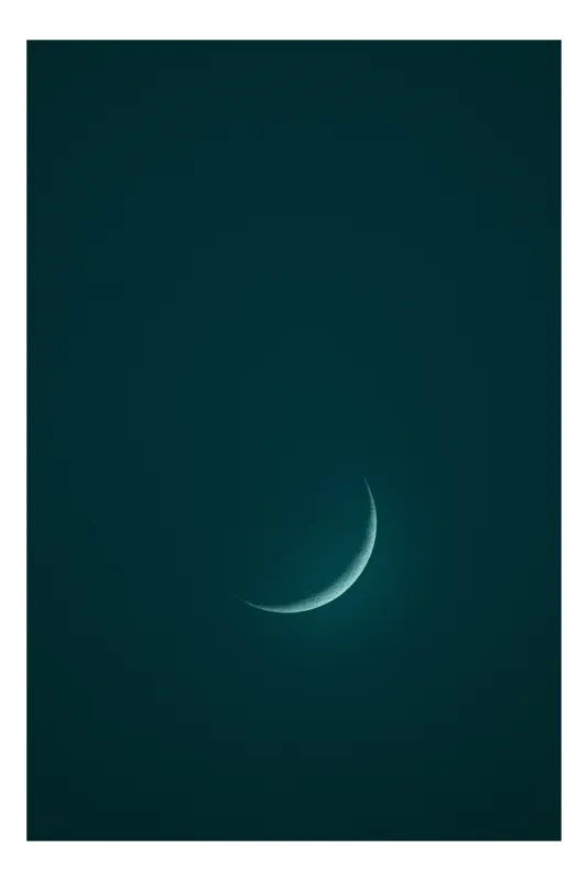 Tablou Canvas, "Luna singuratică pe cerul întunecat", Lună, Semilună, Întuneric, Misterios, Nocturn, Calm, Cer, Luminos, Peisaj, Serenitate, 39 x 54 cm