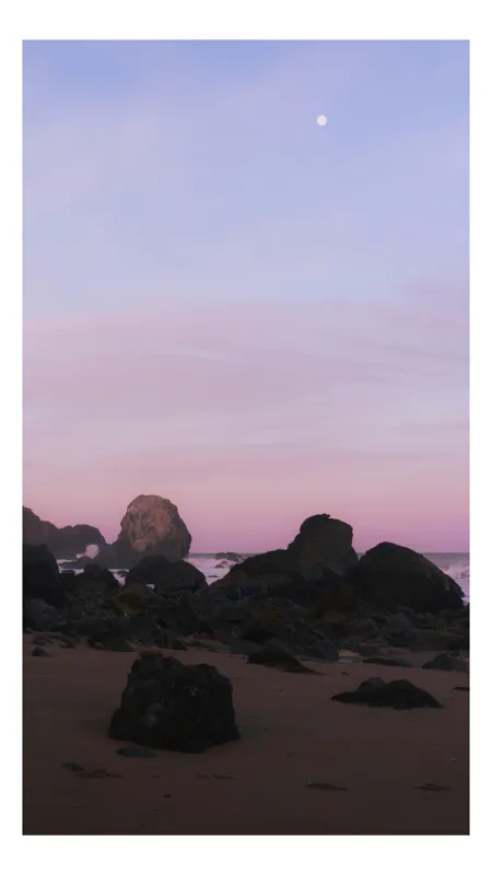 Tablou Canvas, "Rochiile de piatră ale apusului", Răsărit, Stânci, Plajă, Culoare, Liniște, Cer, Natură, Ocean, Calm, Pastel., 70 x 100 cm