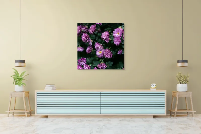 Tablou Canvas, "Flori de toamnă în grădinăraie.", Flori, Mov, Delicate, Frunziș, Abundență, Natură, Prospețime, Grădină, Petale, Verde., 100 x 100 cm – poza 5