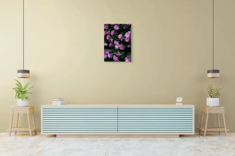 Tablou Canvas, "Flori de toamnă în grădinăraie.", Flori, Mov, Delicate, Frunziș, Abundență, Natură, Prospețime, Grădină, Petale, Verde., 50 x 70 cm – poza 6