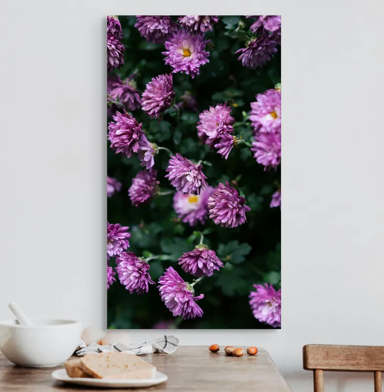 Tablou Canvas, "Flori de toamnă în grădinăraie.", Flori, Mov, Delicate, Frunziș, Abundență, Natură, Prospețime, Grădină, Petale, Verde., 50 x 90 cm – poza 3