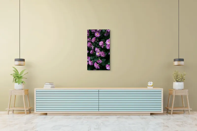 Tablou Canvas, "Flori de toamnă în grădinăraie.", Flori, Mov, Delicate, Frunziș, Abundență, Natură, Prospețime, Grădină, Petale, Verde., 50 x 90 cm – poza 6